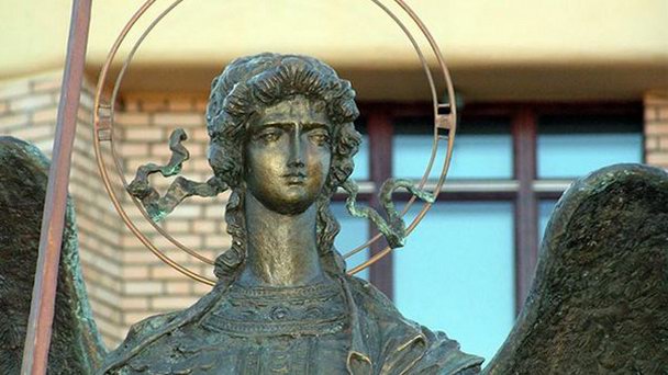 Скульптура архангела Михаила в Архангельске