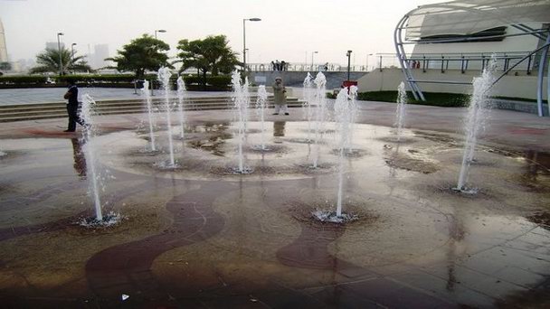 Фонтан около аквариума Шарджи в Шардже