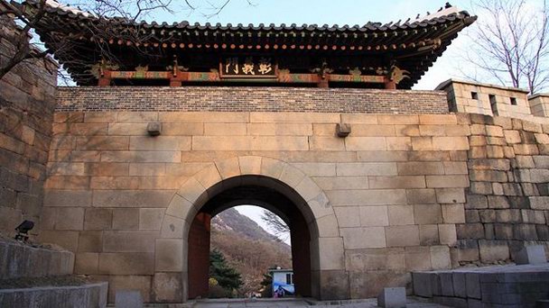 Северо-Западные Ворота Changuimun в Сеуле Северо-Западные Ворота Changuimun в Сеуле