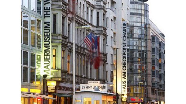 Чек-пойнт Чарли в Берлине Чек-пойнт Чарли в Берлине