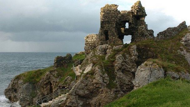 Замок Кинбэйн в Северной Ирландии Замок Кинбэйн в Северной Ирландии