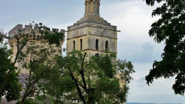 Собор Нотр Дам де Дом в Прованс-Альпы Собор Нотр Дам де Дом в Прованс-Альпы