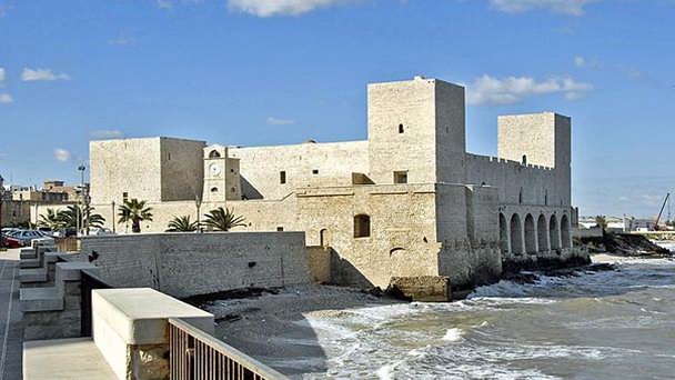 Замок Трани в Апулии Замок Трани в Апулии