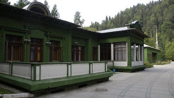 Дача Сталина на озере Рица в Гагре