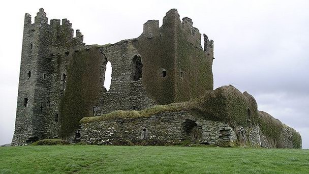 Замок Бэлликэрбери в Керри
