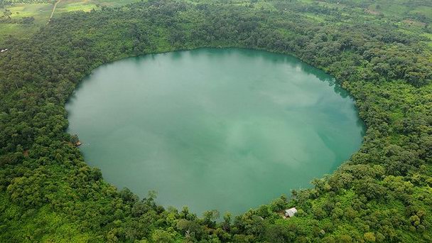 Кратерное озеро Як Лоум в Баттамбанге Кратерное озеро Як Лоум в Баттамбанге