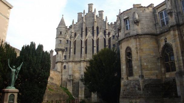 Дворец правосудия Пуатье в Пуату-Шаранта