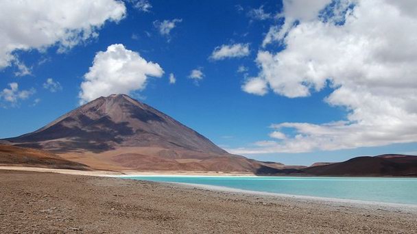 Кратерное озеро Ликанкабур в Сан-Педро-де-Атакаме