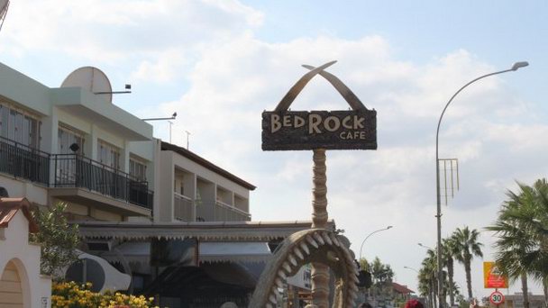 Кафе Bedrock в Айя-Напе