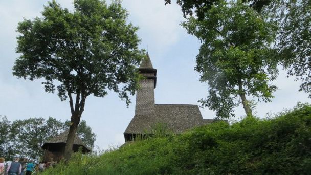 Деревянная Николаевская церковь (верхняя) в Закарпатье