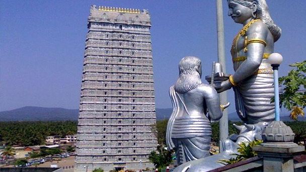 Гопурам - надвратная башня храма в Мурдешваре в Карнатаке