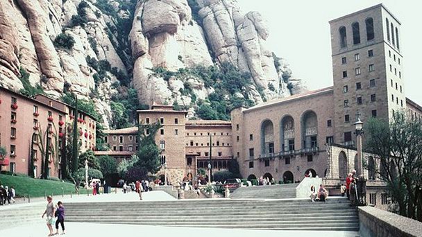 Площадь Девы Марии в Монсеррате в Барселоне