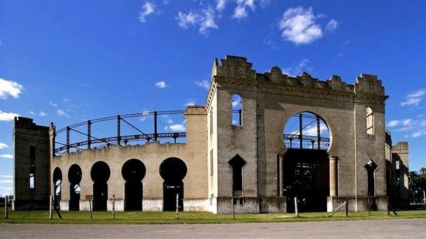 Арена Plaza de Toros в Колония-дель-Сакраменто Арена Plaza de Toros в Колония-дель-Сакраменто