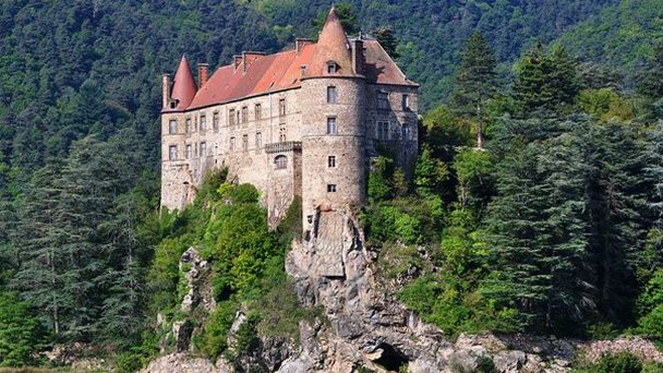 Замок Лавут-Полиньяк в Долине Луары Замок Лавут-Полиньяк в Долине Луары