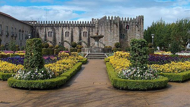 Сквер епископского дворца в Браге