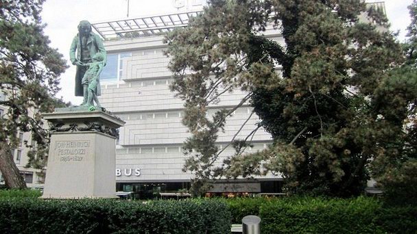 Памятник Генриху Песталоцци в Цюрихе