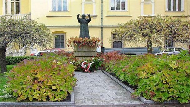 Памятник Римскому папе Иоанну Павлу II в Кракове Памятник Римскому папе Иоанну Павлу II в Кракове