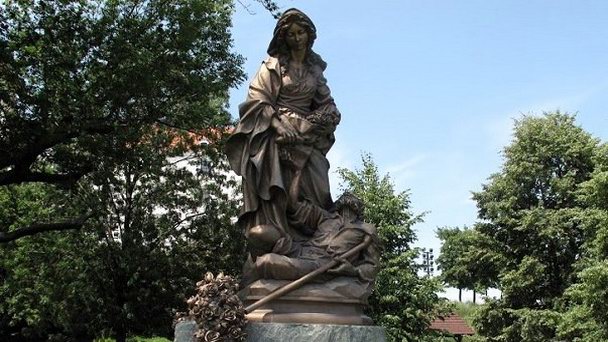 Статуя Святой Елизаветы Венгерской в Братиславе