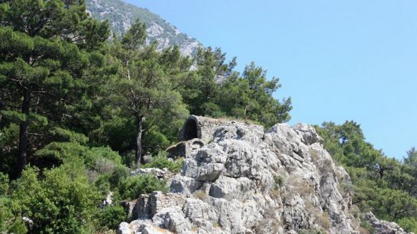 Гробницы античного Олимпоса в Кемере