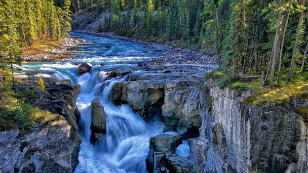 Река Sunwapta в Альберте