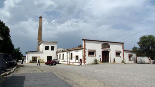 КАЛАБРИЯ. ИТАЛИЯ. РОССАНО. ФАБРИКА АМАРЕЛЛИ в Калабрии КАЛАБРИЯ. ИТАЛИЯ. РОССАНО. ФАБРИКА АМАРЕЛЛИ в Калабрии