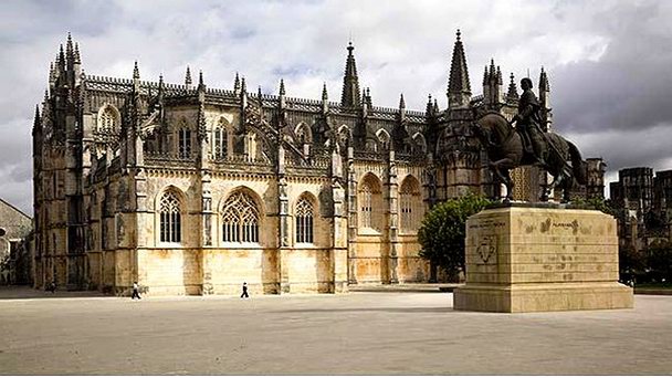 Статуя Нуно Альвареса в Лиссабоне