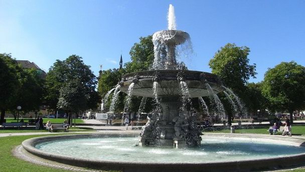 Фонтаны Дворцовой площади в Баден-Вюртемберге