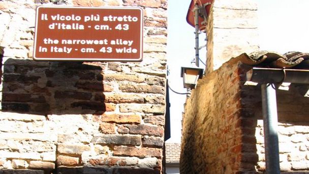 Самая узкая улочка в Италии Виколо-делла-Вирилита в Анконе