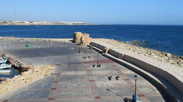 Руины античного порта и старой крепости в Пафосе