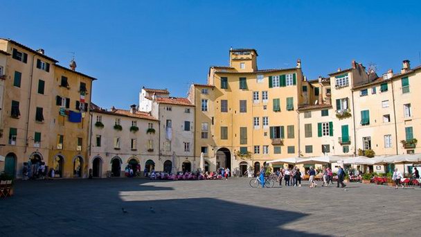 Площадь Амфитеатра в Лукке в Тоскане Площадь Амфитеатра в Лукке в Тоскане