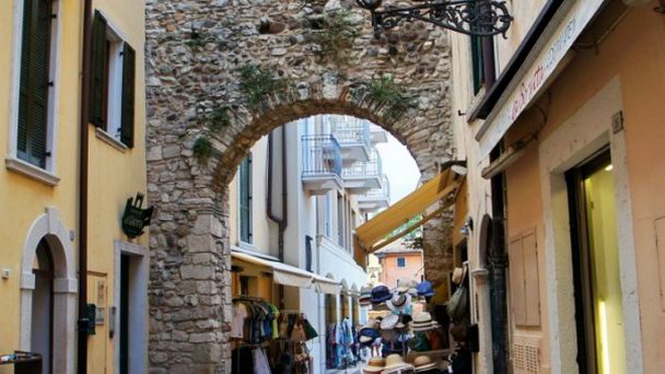 Ворота Porta San Giovanni Бардолино на Озере Гарда Ворота Porta San Giovanni Бардолино на Озере Гарда