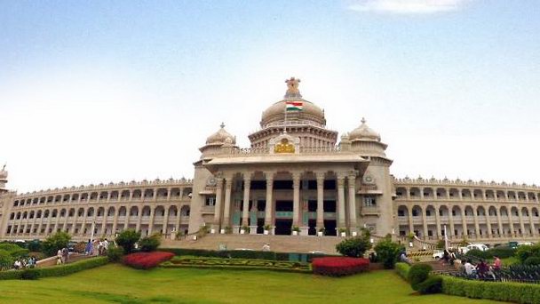 Здание Законодательного собрания Видхан Сабха в Бангалоре