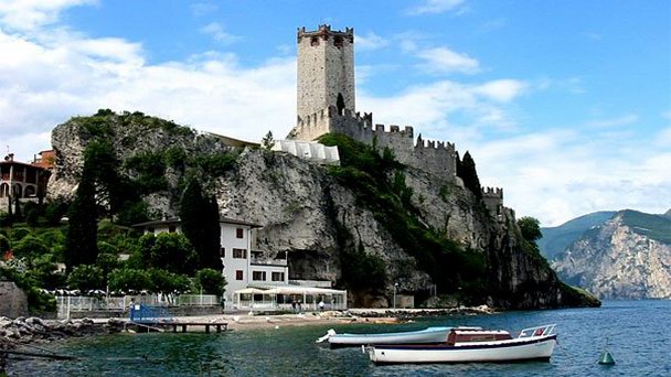 Замок Мальчезине на Озере Гарда