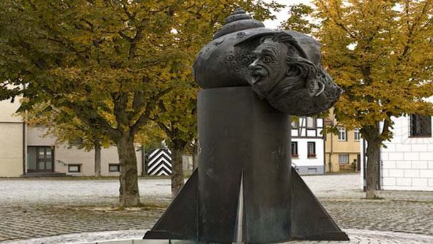 Памятник Альберту Эйнштейну в Мюнхене