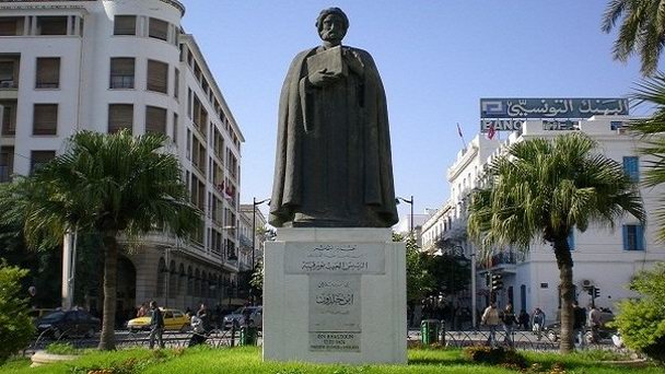 Памятник Ибн Хальдуну в Тунисе