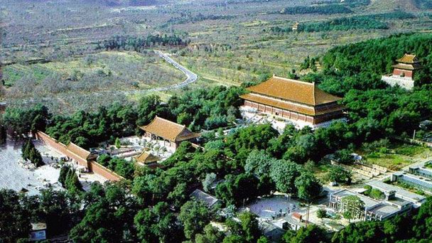 Императорские усыпальницы династии Мин в Пекине Императорские усыпальницы династии Мин в Пекине