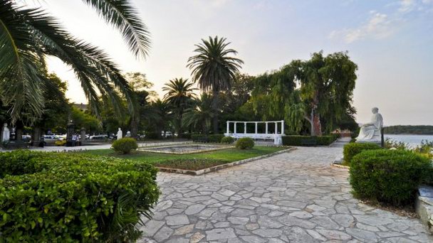 Сквер Джеральда и Лоуренса Дарреллов на Керкире