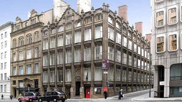 Здание Ориэл Чемберс в Англии