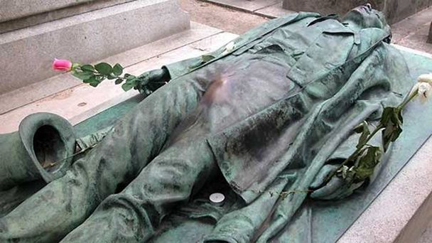 Памятник Виктору Науру в Париже Памятник Виктору Науру в Париже