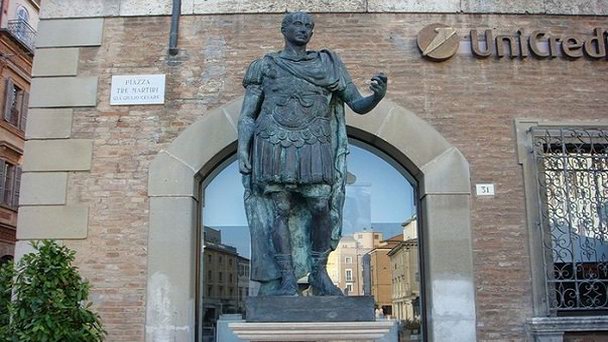 Памятник Юлию Цезарю в Римини