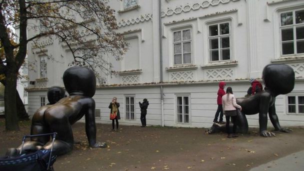 Статуи ползающих младенцев в Праге