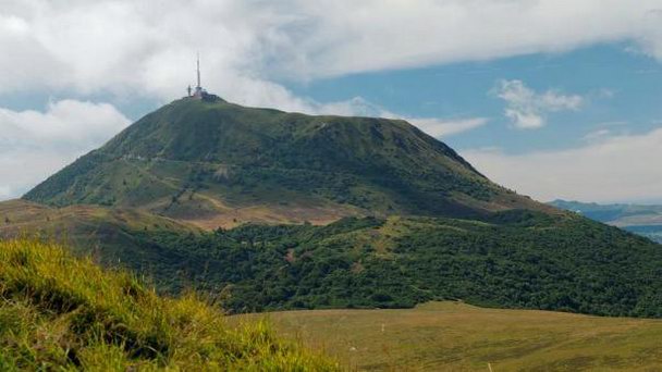 Вулкан Пюи де Дом в Оверни