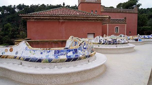 Скамья в форме морского змея в Барселоне Скамья в форме морского змея в Барселоне