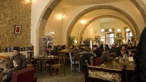 Кафе Pois в Лиссабоне