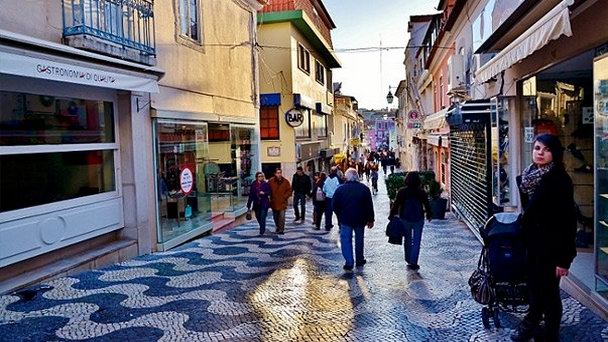 Улица Rua Direita в Лейрии