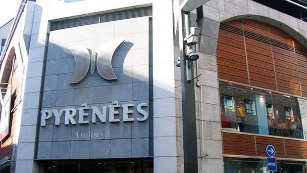 Торговый центр Пиренес в Андорре ла Велла