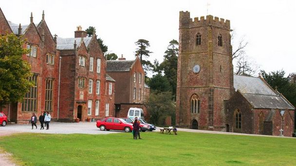 Здание Nettlecombe Court в Англии