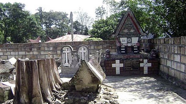 Саркофаг короля Сидабутар на Суматре