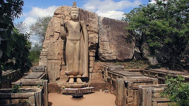 Статуя Аукана Будда в Дамбулле