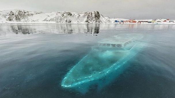 Затонувшая яхта в Антарктиде (The sunken boat in Antarctica), Антарктида, Антарктида - описание, фото, на карте
